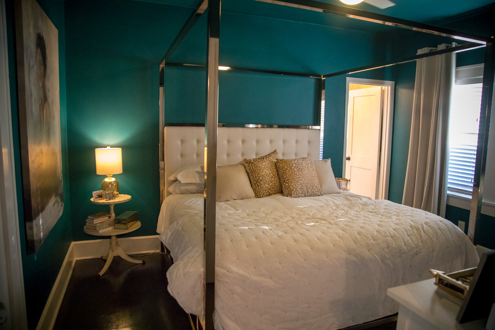На фото: хозяйская спальня среднего размера в стиле модернизм с зелеными стенами, темным паркетным полом и черным полом без камина