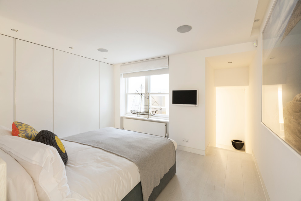 Idee per una camera degli ospiti contemporanea di medie dimensioni con pareti bianche, parquet chiaro e nessun camino