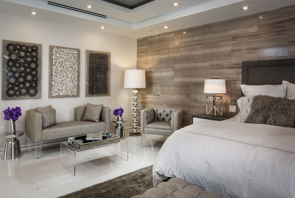 Идея дизайна: большая хозяйская спальня в современном стиле с разноцветными стенами, мраморным полом и белым полом без камина