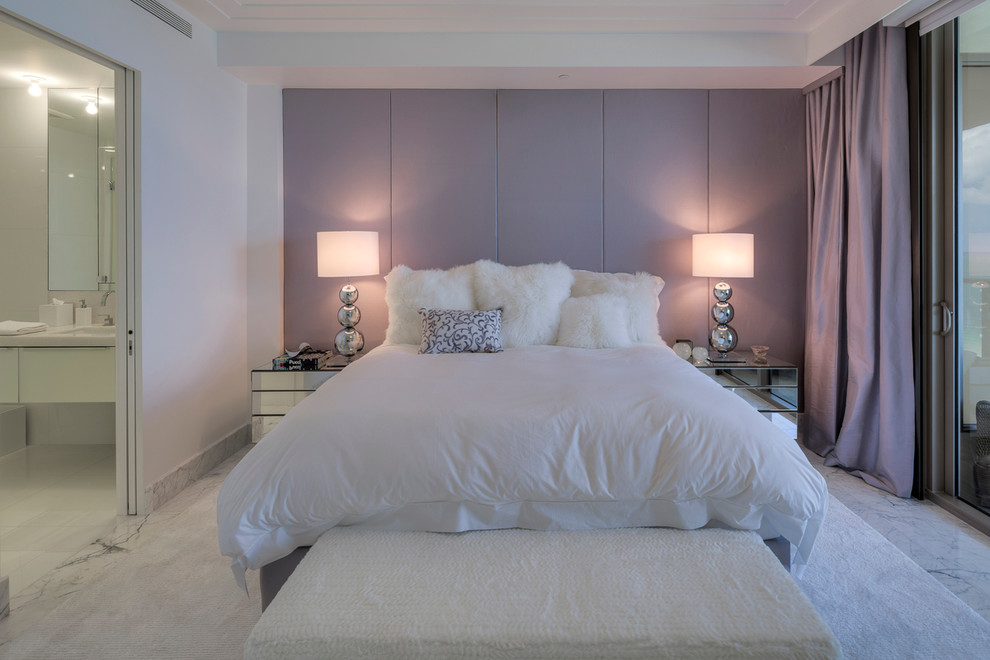 Modern inredning av ett sovrum, med marmorgolv