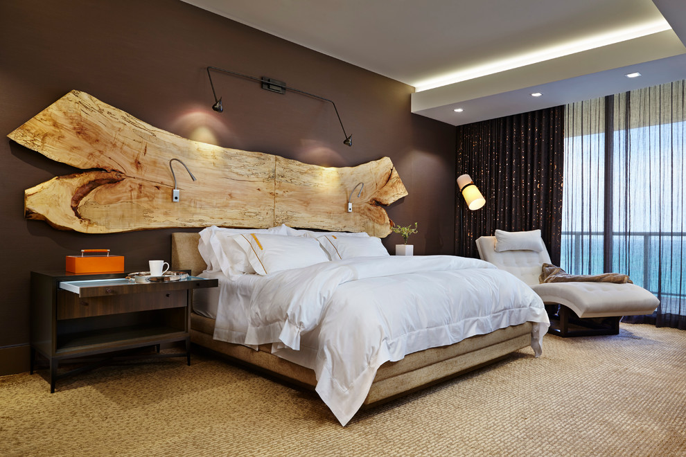 Diseño de dormitorio principal contemporáneo con paredes marrones y moqueta