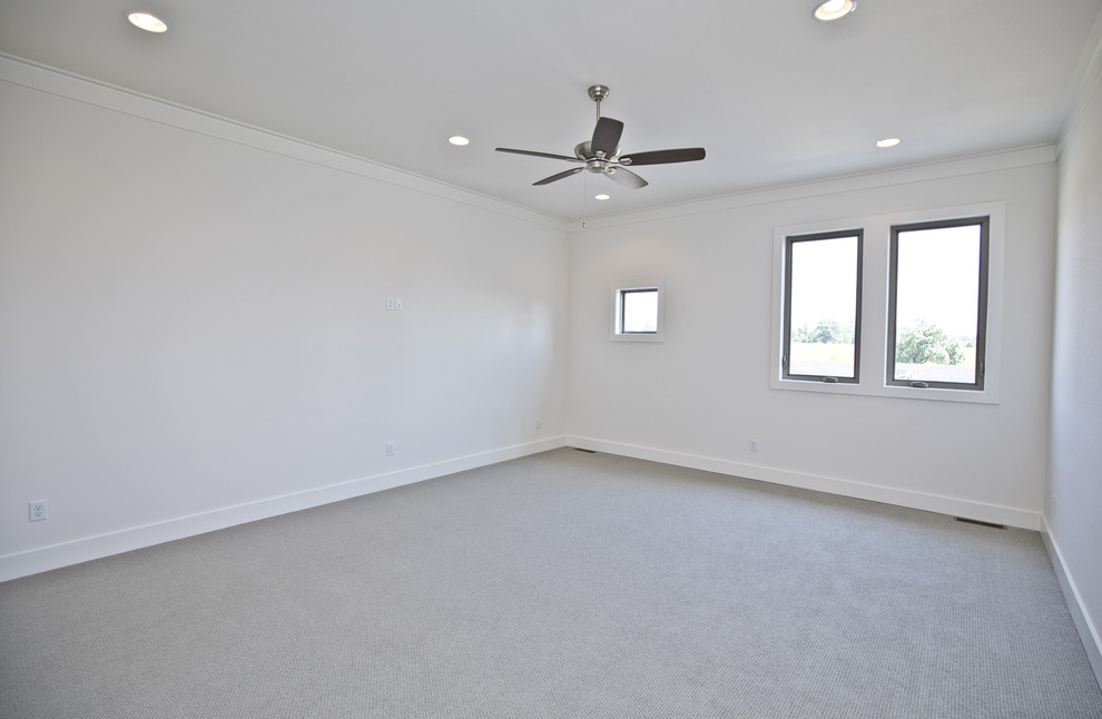 Foto de habitación de invitados moderna de tamaño medio sin chimenea con paredes blancas, moqueta y suelo gris