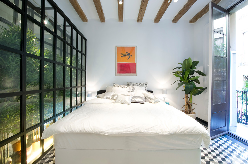 Modelo de dormitorio contemporáneo con paredes blancas y suelo de baldosas de cerámica
