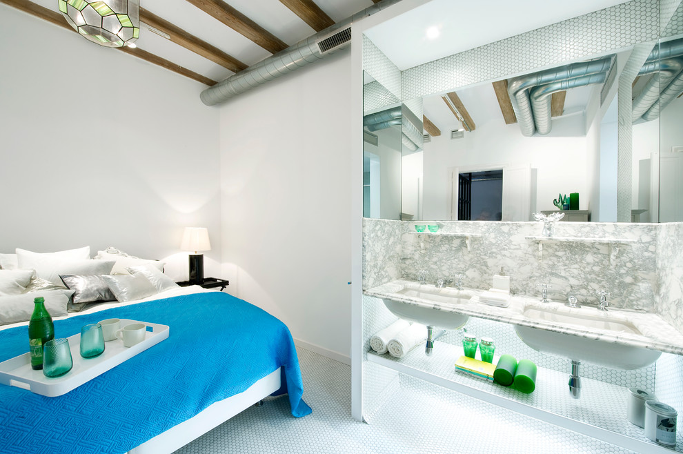 Ejemplo de dormitorio contemporáneo sin chimenea con paredes blancas y moqueta