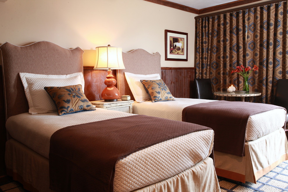 Foto de habitación de invitados ecléctica de tamaño medio sin chimenea con paredes beige y moqueta
