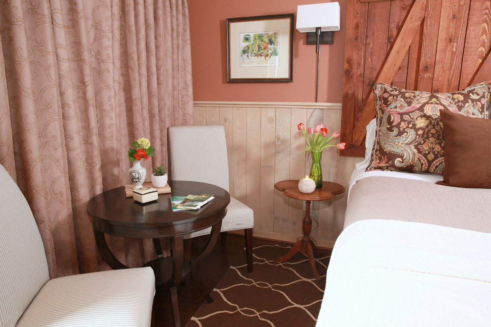Ejemplo de habitación de invitados bohemia de tamaño medio sin chimenea con paredes beige y moqueta