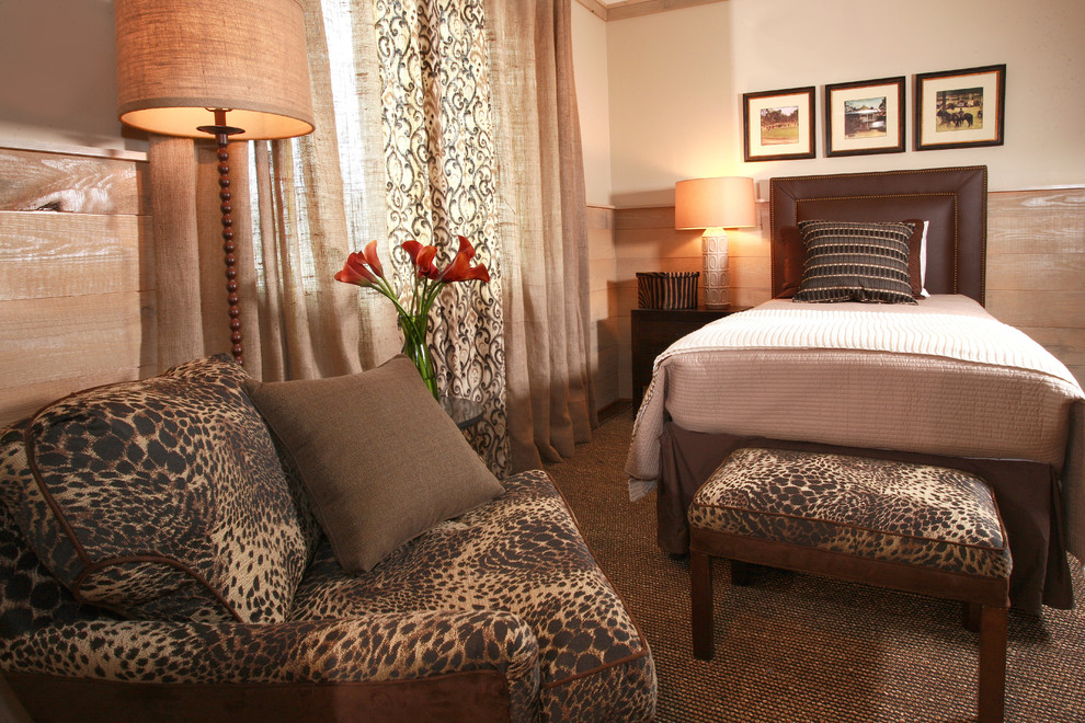 Modelo de habitación de invitados bohemia de tamaño medio sin chimenea con paredes beige y moqueta