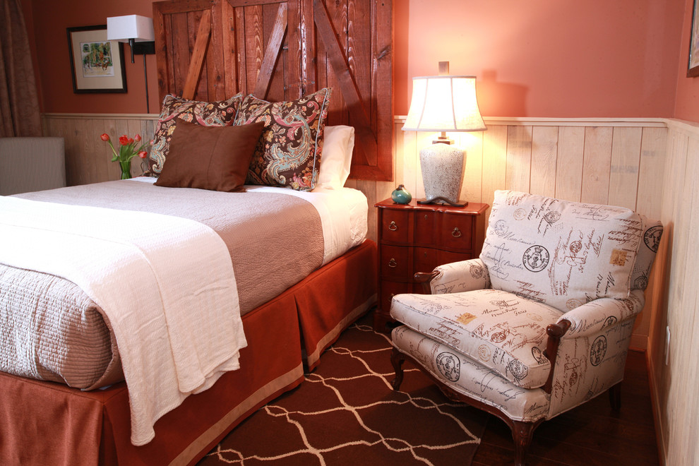 Imagen de habitación de invitados bohemia de tamaño medio sin chimenea con paredes beige y moqueta