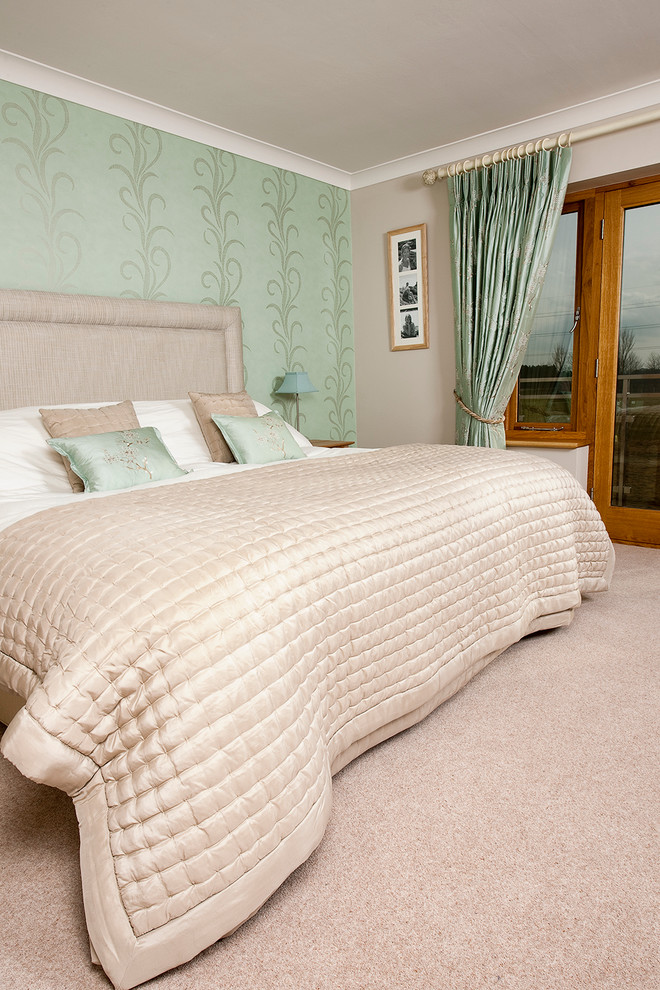 На фото: хозяйская спальня среднего размера в стиле кантри с зелеными стенами и ковровым покрытием
