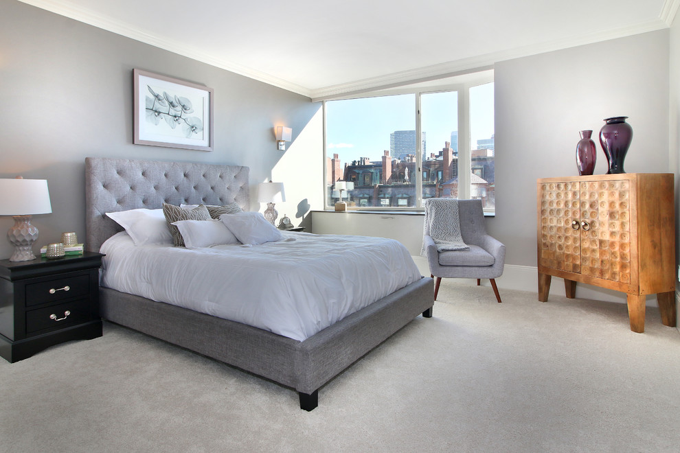Klassisches Schlafzimmer mit grauer Wandfarbe, Teppichboden und grauem Boden in Boston