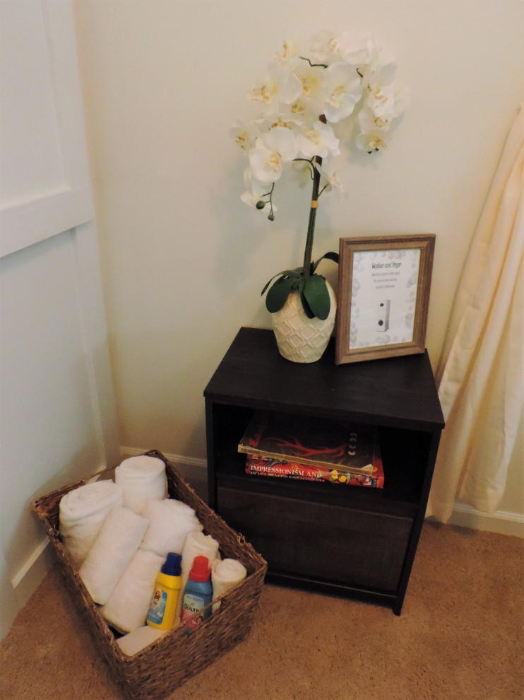 Foto de habitación de invitados marinera pequeña sin chimenea con paredes beige, moqueta y suelo beige