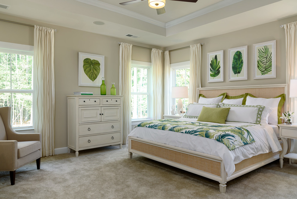 Modelo de dormitorio principal tropical con paredes beige, moqueta y suelo gris
