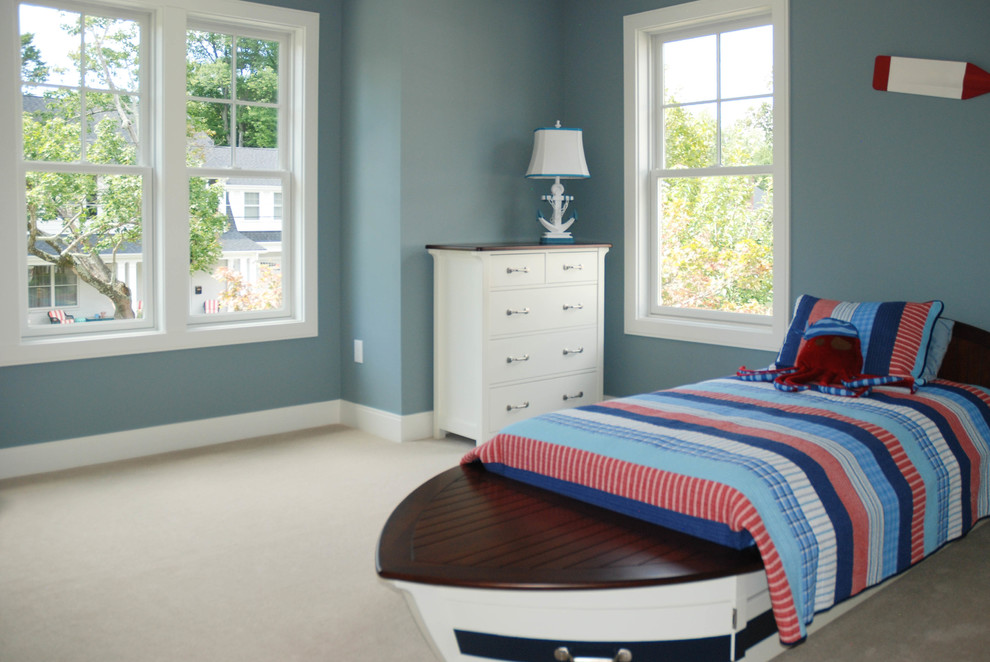 Mittelgroßes Maritimes Schlafzimmer ohne Kamin mit blauer Wandfarbe und Teppichboden in Washington, D.C.