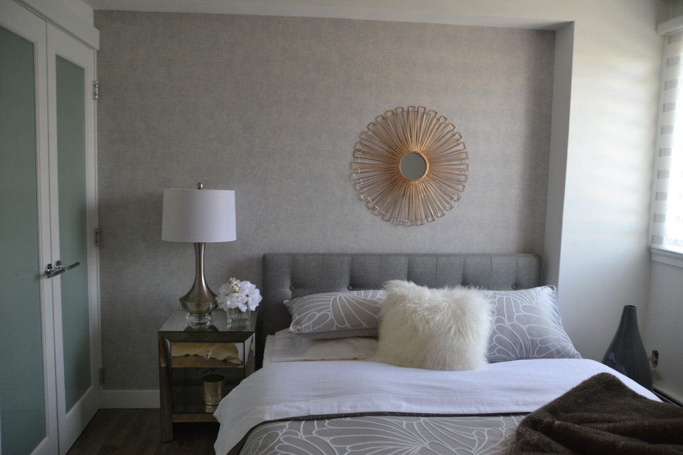 Foto de dormitorio principal ecléctico de tamaño medio con paredes grises y suelo de madera oscura