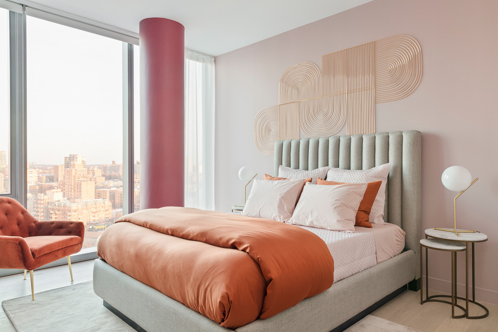 Источник вдохновения для домашнего уюта: хозяйская спальня среднего размера в современном стиле с розовыми стенами, светлым паркетным полом и бежевым полом