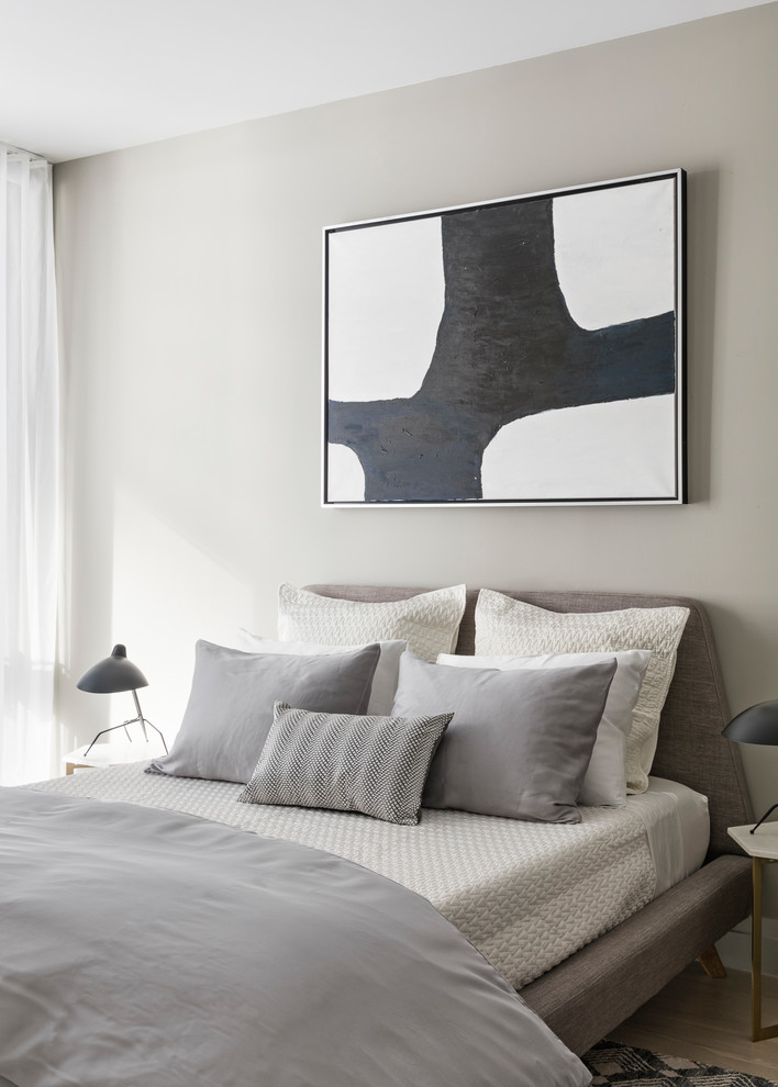 На фото: хозяйская спальня среднего размера в стиле ретро с серыми стенами, светлым паркетным полом и бежевым полом