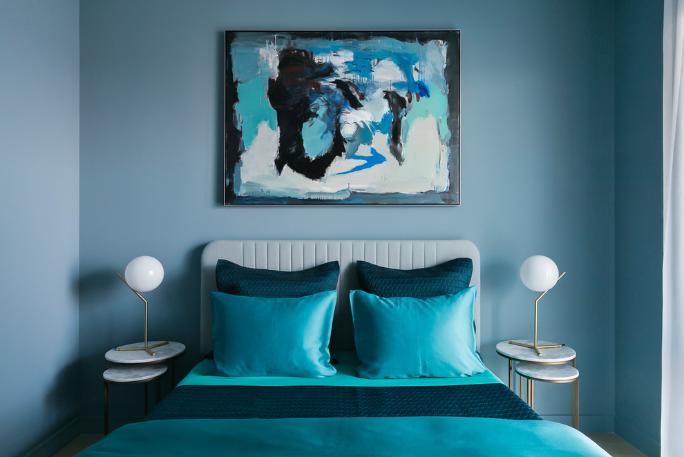 Imagen de habitación de invitados vintage de tamaño medio con paredes azules, suelo de madera clara y suelo beige