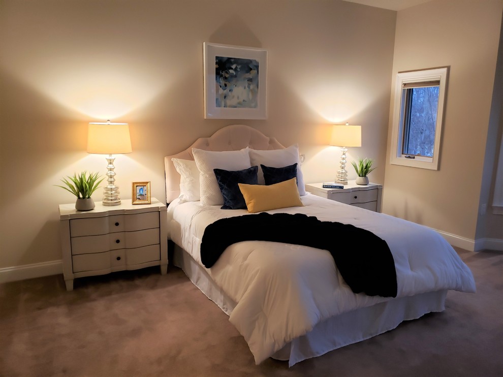Immagine di una camera matrimoniale design di medie dimensioni con pareti beige, moquette e pavimento beige