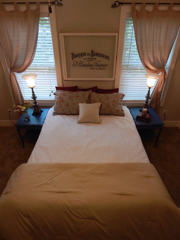 Kleines Country Hauptschlafzimmer ohne Kamin mit beiger Wandfarbe, braunem Holzboden und rotem Boden in Sonstige