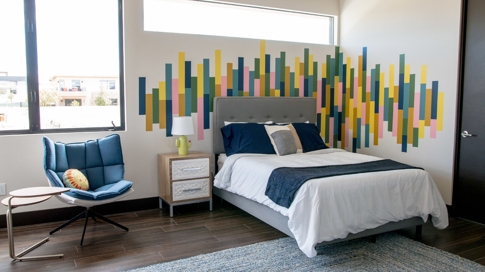 Idee per una camera da letto minimal con pareti multicolore, parquet scuro e pavimento marrone