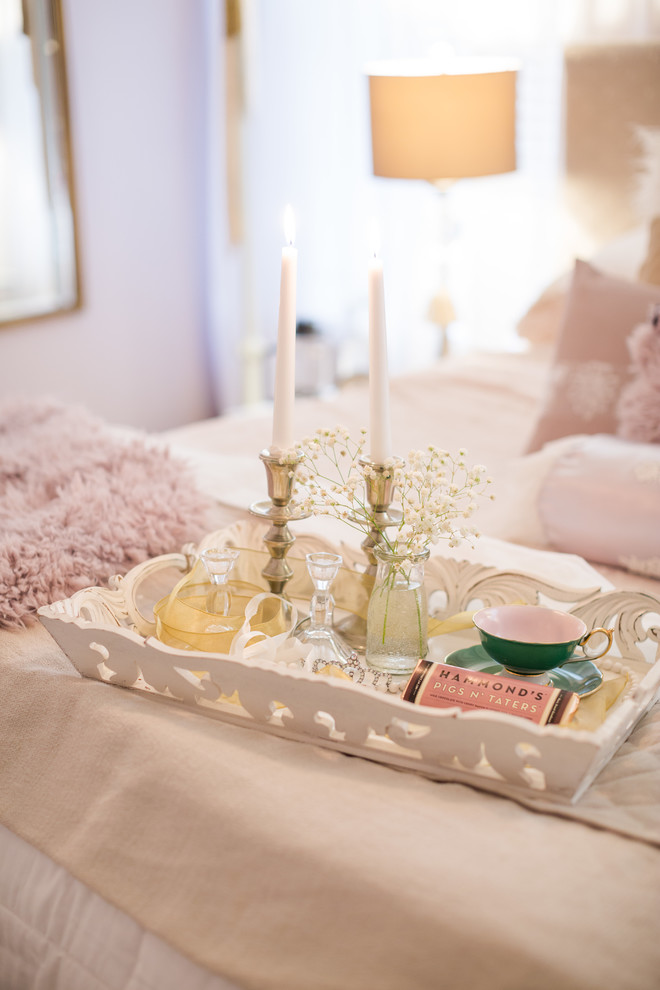Mittelgroßes Shabby-Style Hauptschlafzimmer mit rosa Wandfarbe, Teppichboden, Kamin und Kaminumrandung aus Holz in Sonstige