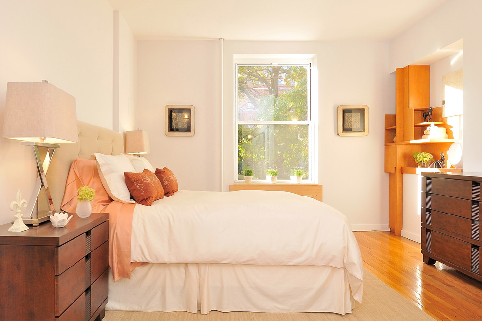 Inspiration för moderna sovrum, med vita väggar och orange golv