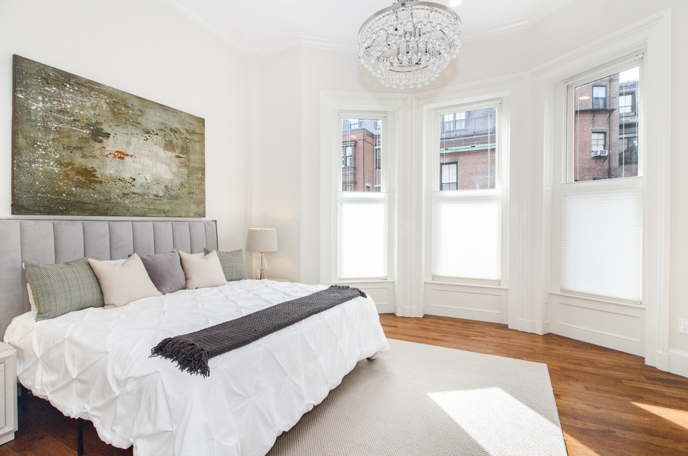 Стильный дизайн: спальня среднего размера в стиле неоклассика (современная классика) с белыми стенами, паркетным полом среднего тона и коричневым полом - последний тренд