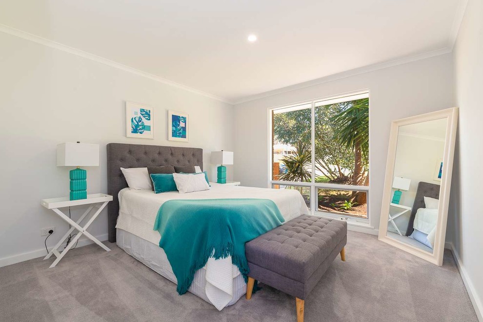 アデレードにあるビーチスタイルのおしゃれな寝室 (ベージュの壁、カーペット敷き、グレーの床)