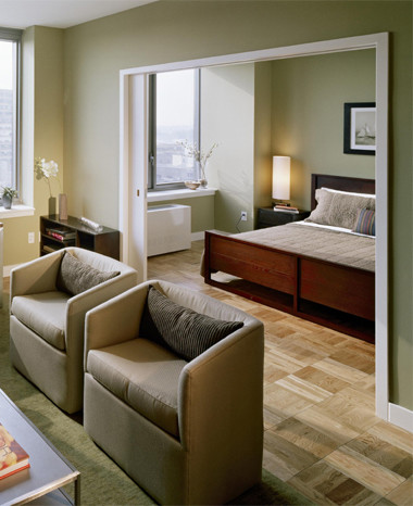 На фото: спальня в стиле модернизм с серыми стенами и паркетным полом среднего тона