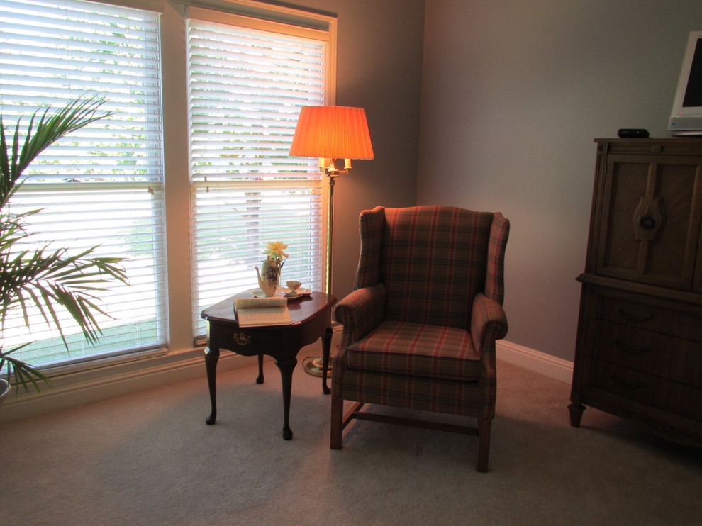 Пример оригинального дизайна: гостевая спальня среднего размера, (комната для гостей) в классическом стиле с серыми стенами и ковровым покрытием без камина