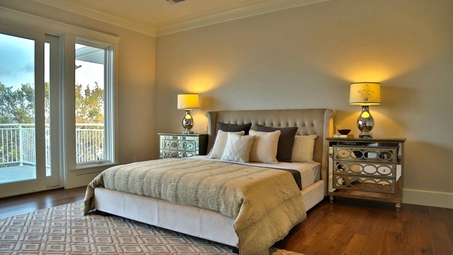 Идея дизайна: хозяйская спальня в стиле неоклассика (современная классика) с бежевыми стенами и паркетным полом среднего тона без камина