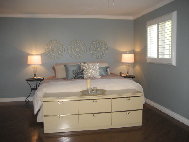 Пример оригинального дизайна: хозяйская спальня среднего размера в стиле фьюжн с синими стенами и паркетным полом среднего тона без камина