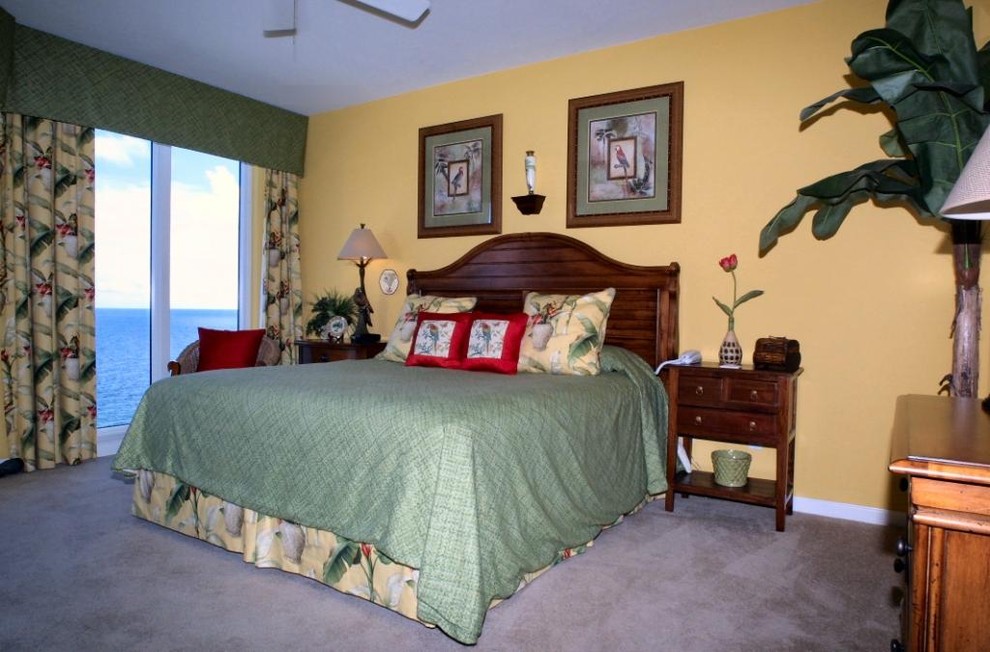 マイアミにあるトロピカルスタイルのおしゃれな寝室のレイアウト