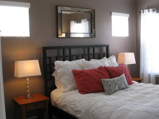 Bedroom - contemporary bedroom idea in Nashville