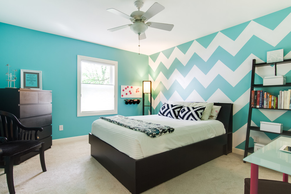 Стильный дизайн: спальня среднего размера в стиле неоклассика (современная классика) с ковровым покрытием, бежевым полом и синими стенами без камина - последний тренд