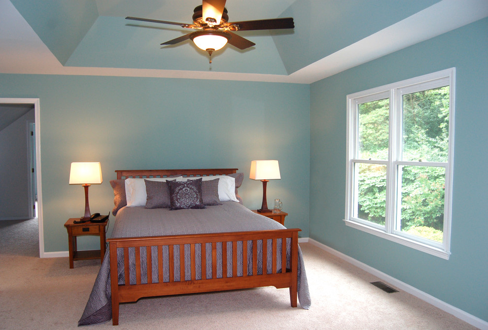 Cette image montre une chambre avec moquette traditionnelle de taille moyenne avec un mur bleu et aucune cheminée.