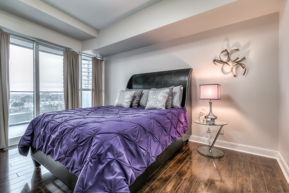 На фото: хозяйская спальня в стиле модернизм с белыми стенами и темным паркетным полом с