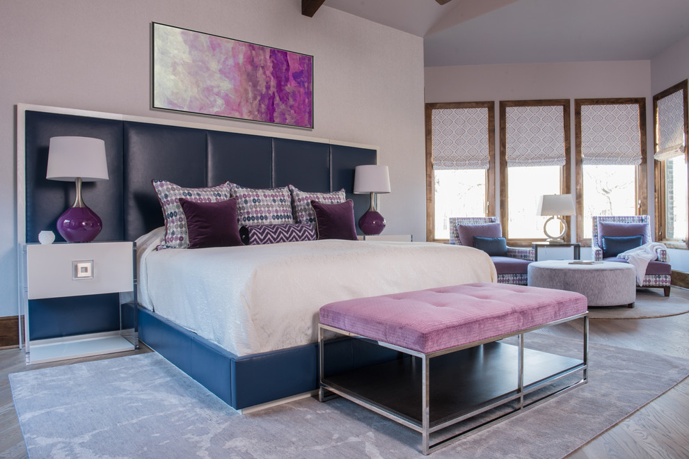 Идея дизайна: большая хозяйская спальня в стиле неоклассика (современная классика) с фиолетовыми стенами и паркетным полом среднего тона без камина