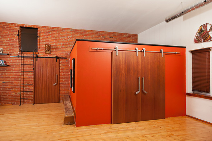 Пример оригинального дизайна: спальня среднего размера на антресоли в стиле лофт с светлым паркетным полом и оранжевыми стенами