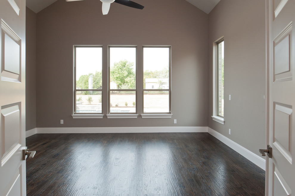 Großes Klassisches Hauptschlafzimmer mit beiger Wandfarbe, dunklem Holzboden und braunem Boden in Dallas