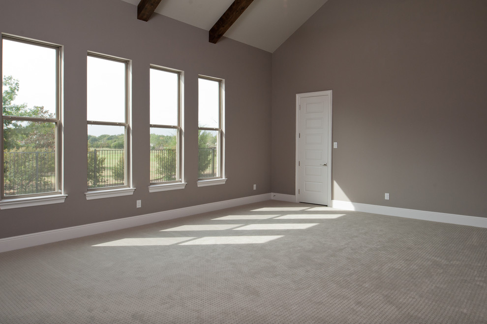 Cette image montre une grande chambre parentale traditionnelle avec un mur beige, un sol en carrelage de céramique et un sol beige.