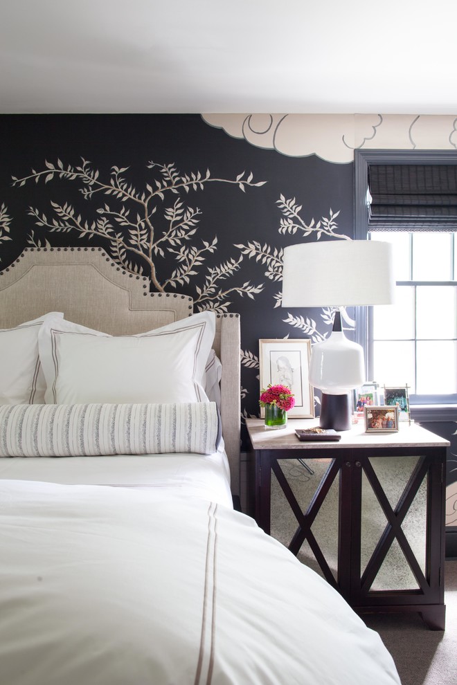 Идея дизайна: большая хозяйская спальня в стиле неоклассика (современная классика) с ковровым покрытием и серыми стенами без камина