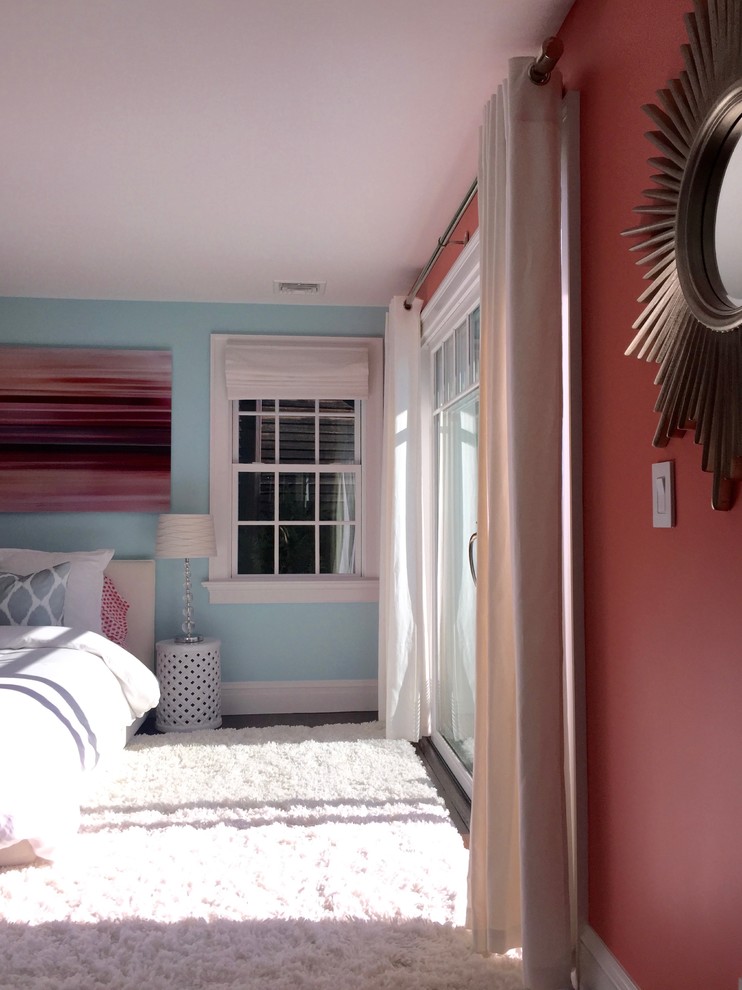 Foto de habitación de invitados tradicional renovada de tamaño medio con paredes rosas y suelo de madera oscura