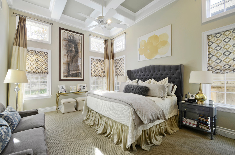 Diseño de dormitorio principal tradicional con paredes amarillas, moqueta y suelo beige