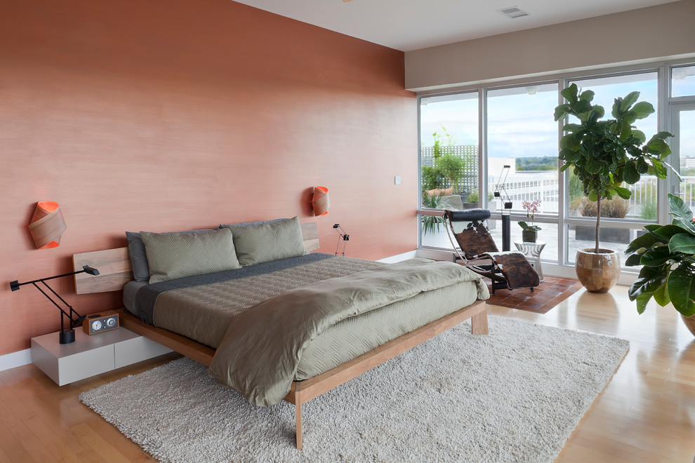 Стильный дизайн: большая хозяйская спальня в современном стиле с оранжевыми стенами, светлым паркетным полом и бежевым полом без камина - последний тренд