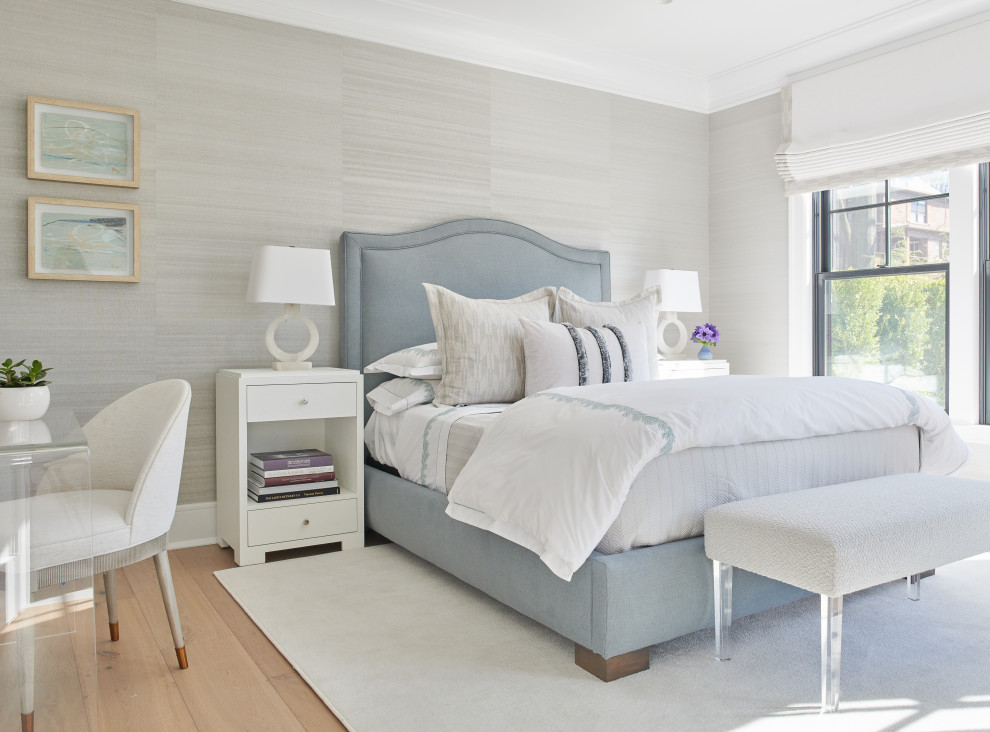 Ejemplo de dormitorio tradicional renovado con paredes grises, suelo de madera clara, suelo beige y papel pintado