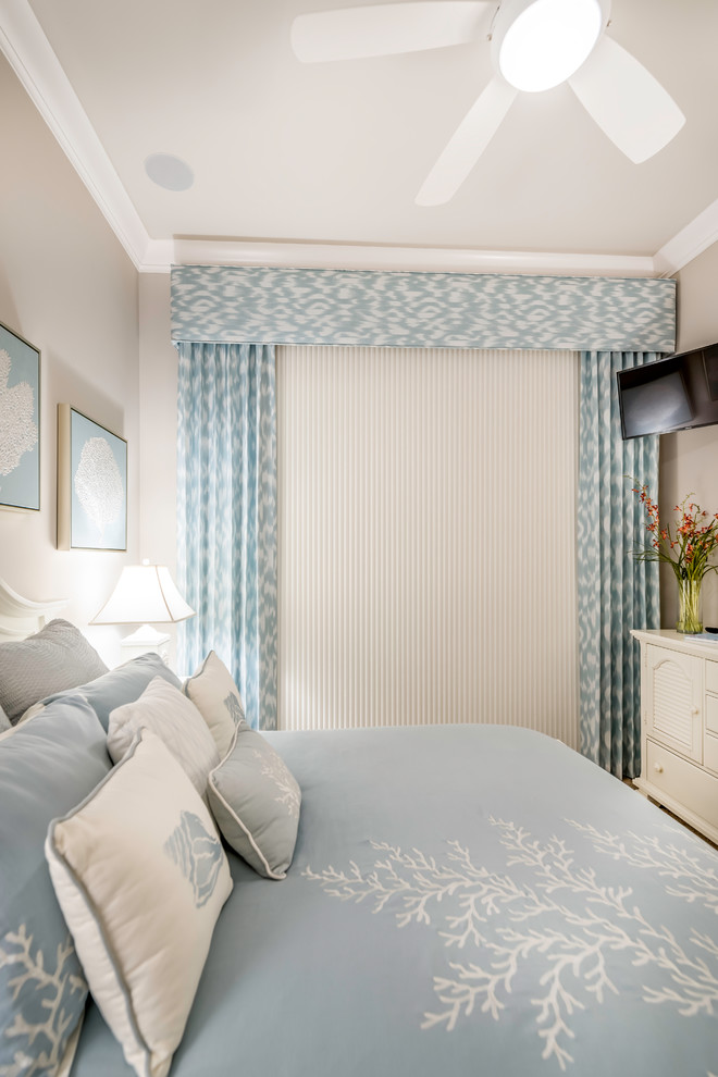 На фото: гостевая спальня среднего размера, (комната для гостей) в морском стиле с бежевыми стенами, ковровым покрытием и бежевым полом с