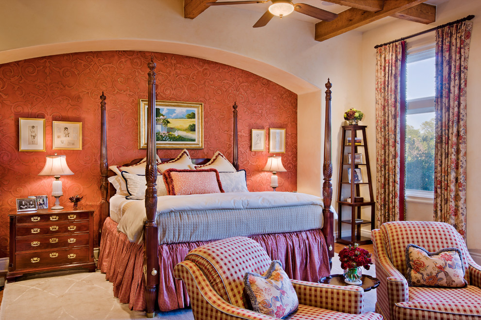 Идея дизайна: спальня в классическом стиле с оранжевыми стенами, акцентной стеной и кроватью в нише