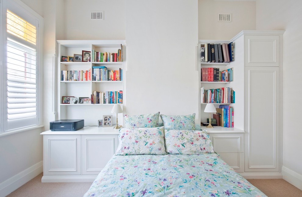 メルボルンにある中くらいなトラディショナルスタイルのおしゃれな客用寝室 (白い壁、カーペット敷き、暖炉なし)