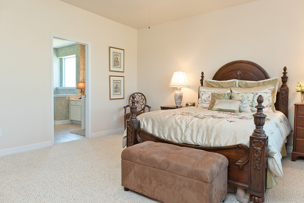 Example of a classic bedroom design in Houston